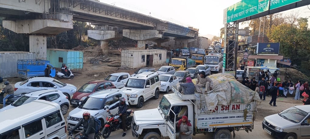 शाहपुर के 39 मील से लेकर द्रमण पेट्रोल पंप तक लगा जाम। संवाद