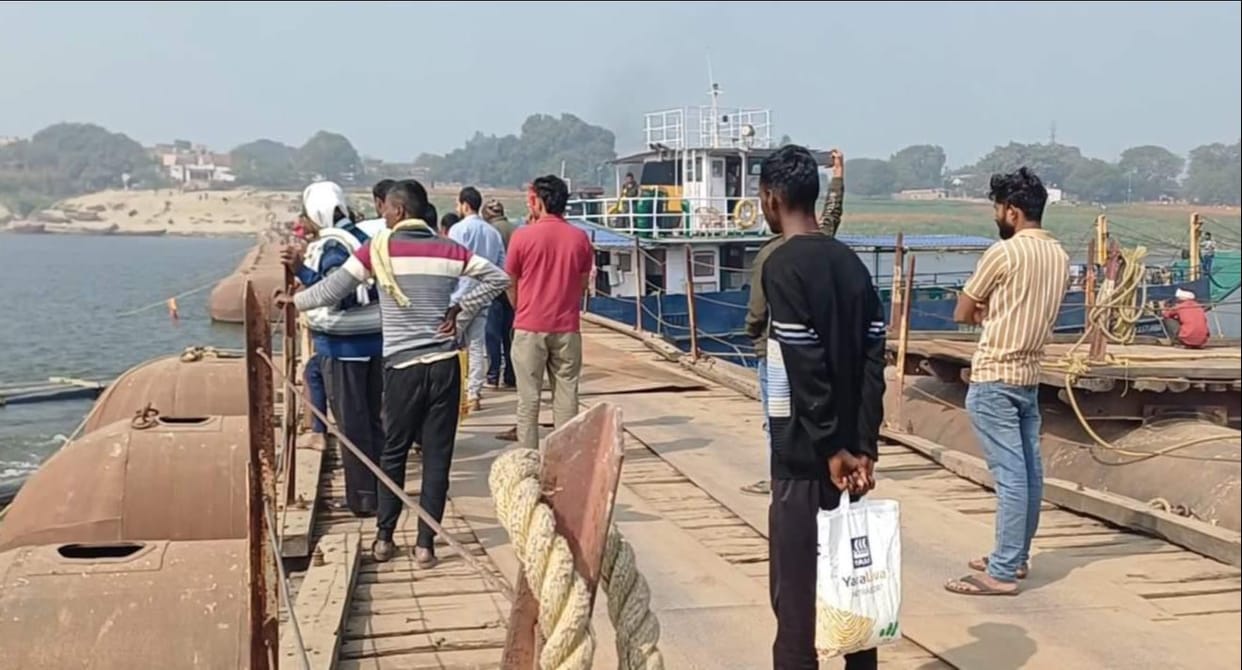 The ropes of the pontoon bridge broke after being hit by a cruise ship, an accident was averted.