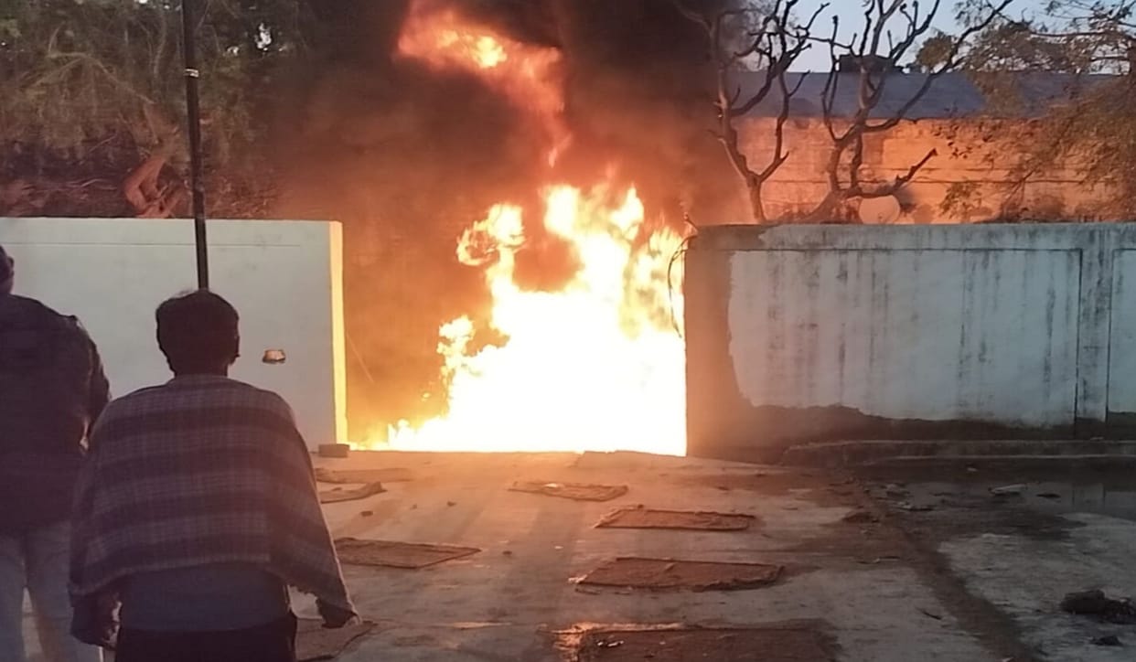 A massive fire broke out in the railway bungalow, the family of a railway employee escaped safely.