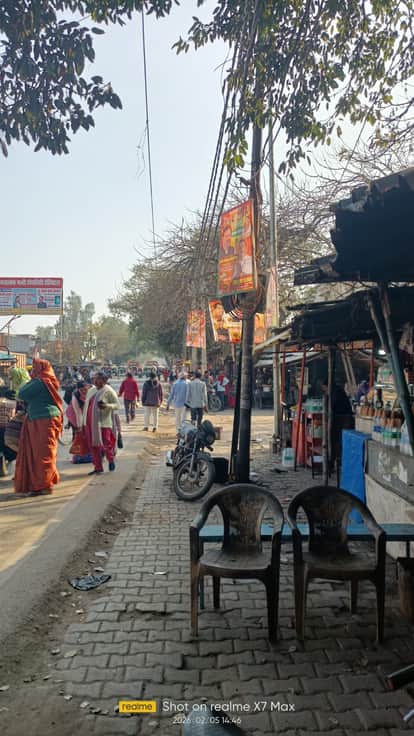 Illegal hoardings hung on tricolor lights