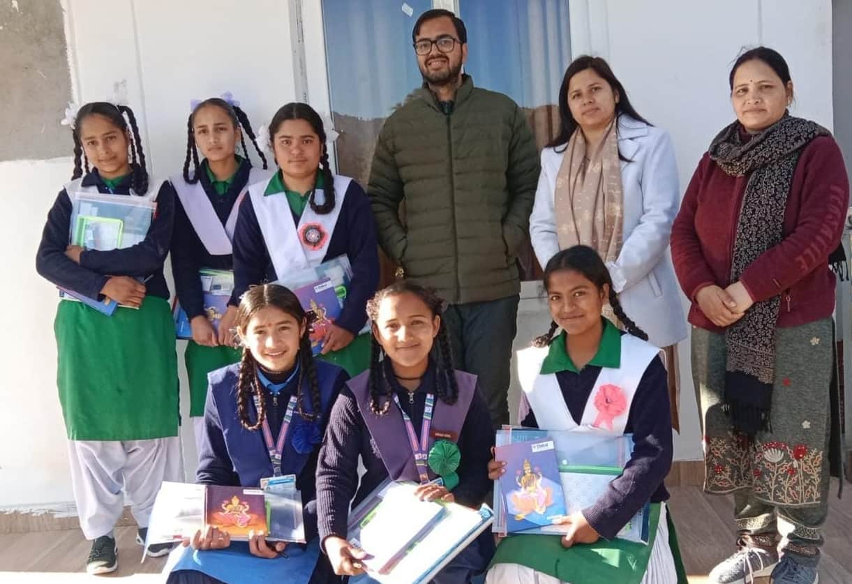 थलीसैंण तहसील में लंच विद एसडीएम कार्यक्रम में अधिकारियों के साथ मौजूद छात्राएं- सूचना विभाग।