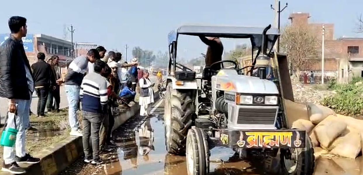 A trolley loaded with wheat overturned in a water-filled pothole on the highway; a young man jumped out and saved his life.