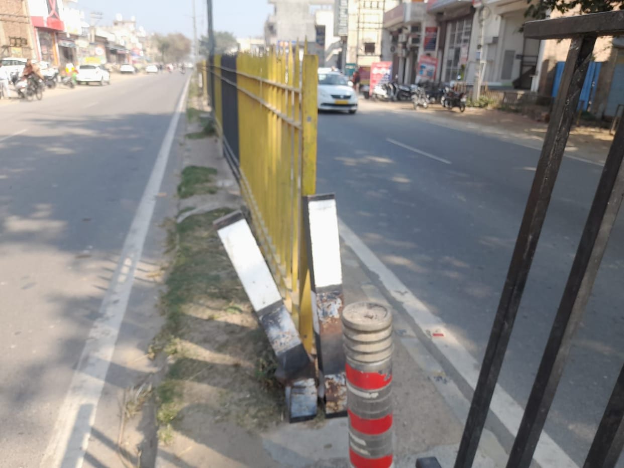 The grill on the divider on Kaithal Road broke.