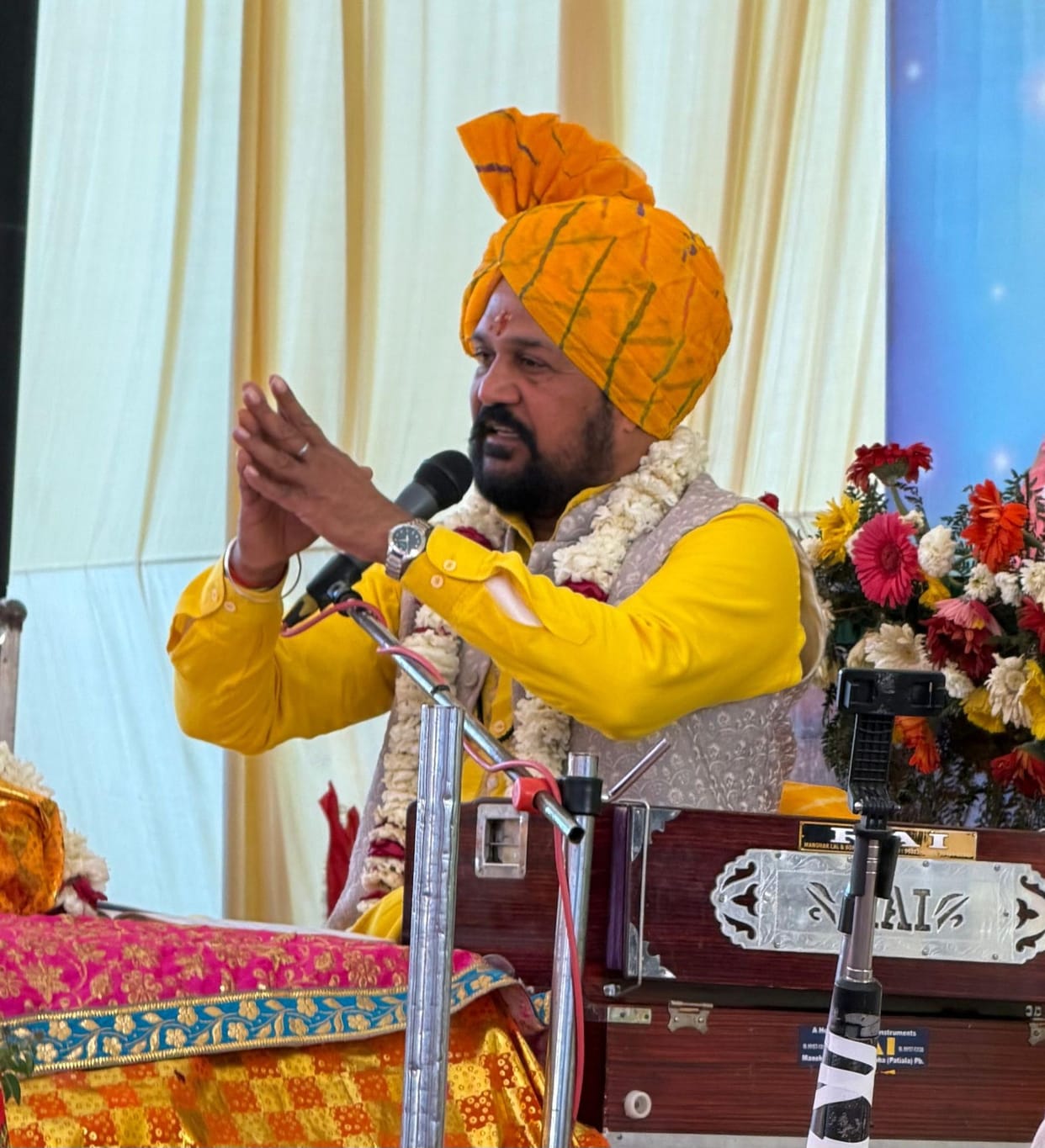Baba Gaibi Saheb Temple resonated with the chants of Giriraj Dharan.