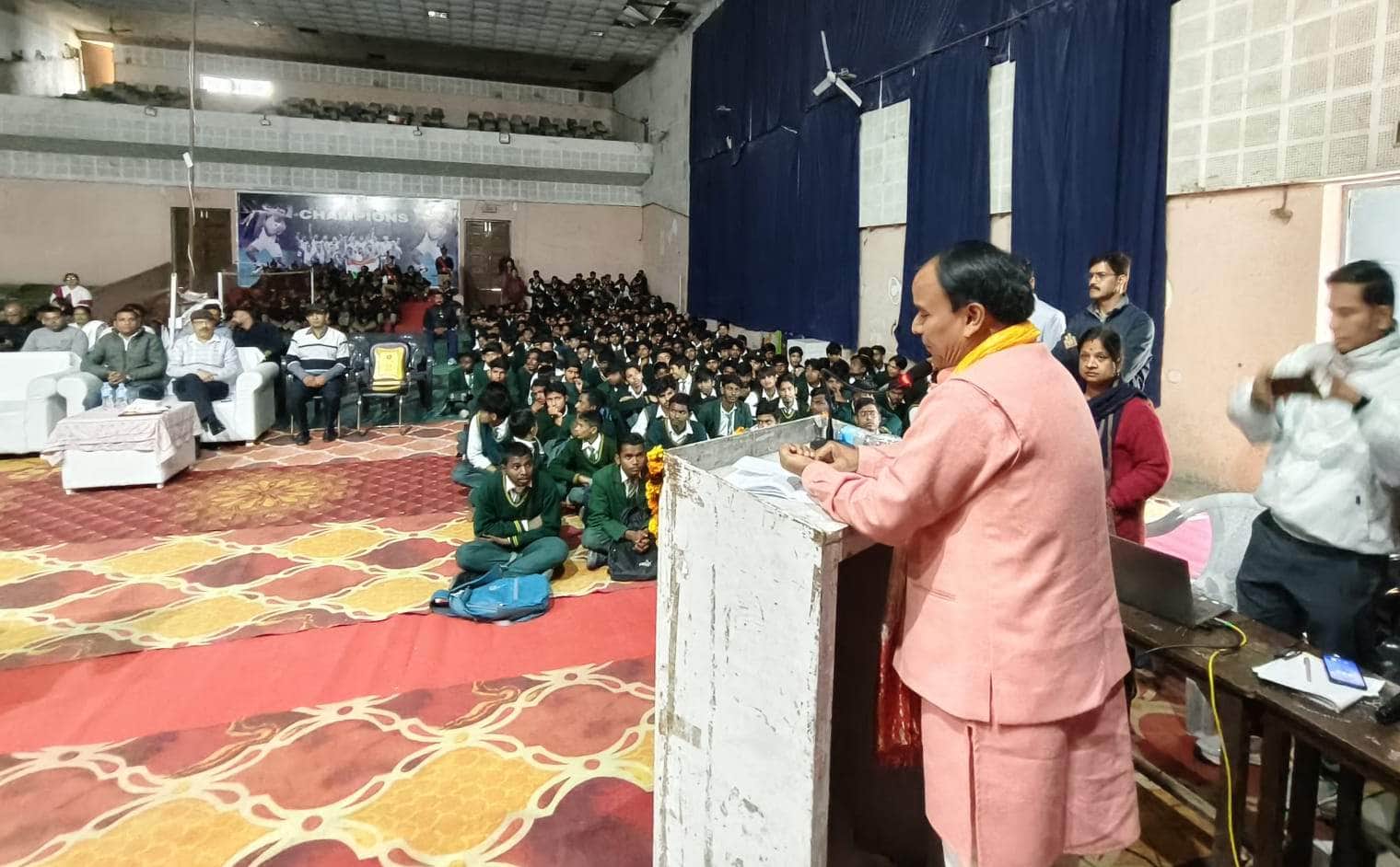 10-श्रीभरत मंदिर इंटर कॉलेज में छात्र-छात्राओ को संबोधित करते शिक्षा एवं स्वास्थ्य मंत्री डॉ.