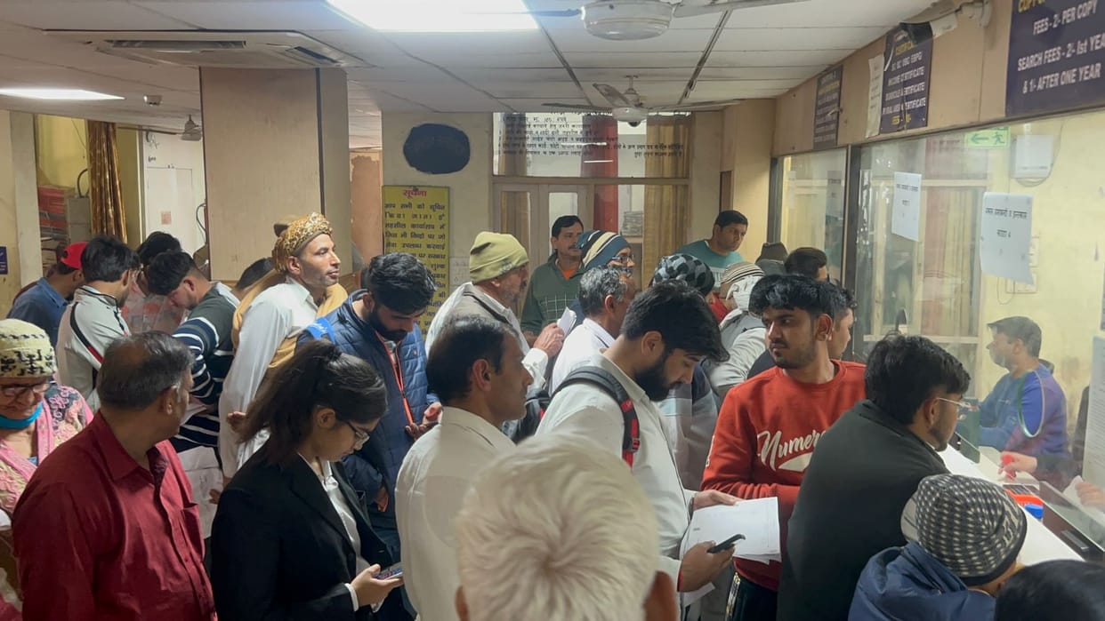 Revenue worth 2.30 lakh rupees was affected in the tehsil, and 40 people returned without registering their documents.