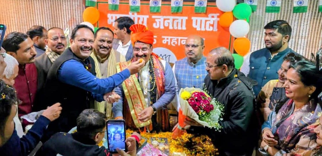 BJP city president turns 51, workers distribute sweets