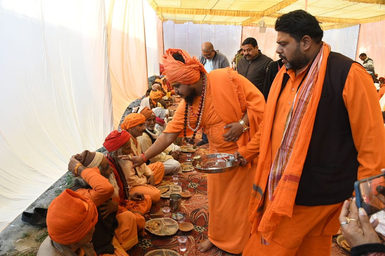 Devotees received Prasad in the Bhandara