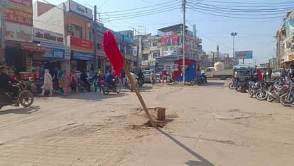 A broken chamber lid has created a pothole on the city's busiest Tehsil Road, raising fears of accidents