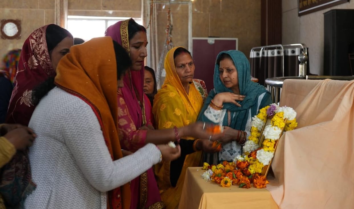 Flower tribute paid to Bhaktisiddhanta Saraswati Ji Maharaj