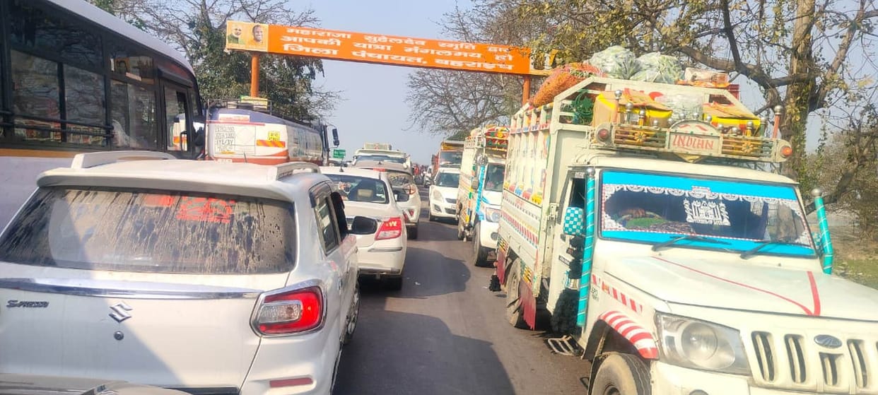Truck broke down on Sanjay Setu, several kilometers long jam on both sides