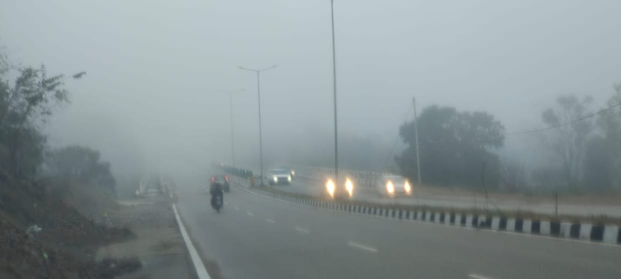 Visibility reduced to 20 meters on the four-lane road, people affected by the virus