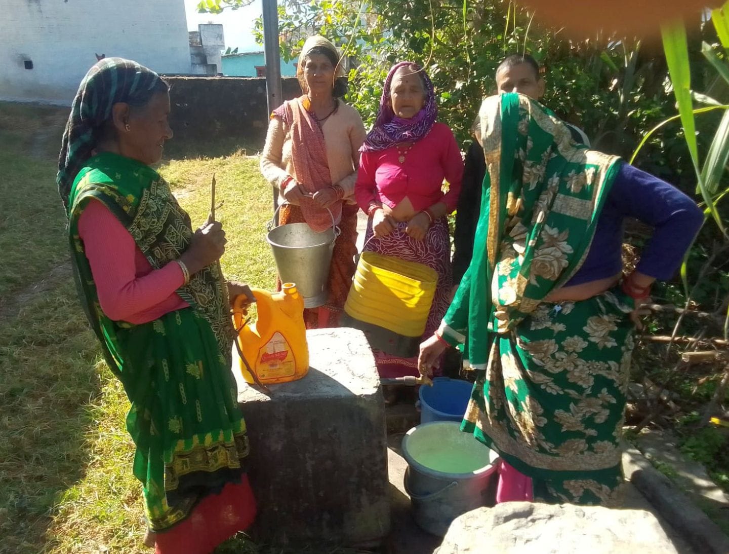 बाराकोट ब्लाॅक के इजड़ा में सूखे पड़े नल में खाली बर्तनों के साथ महिलाएं। स्रोत : ग्रामीण