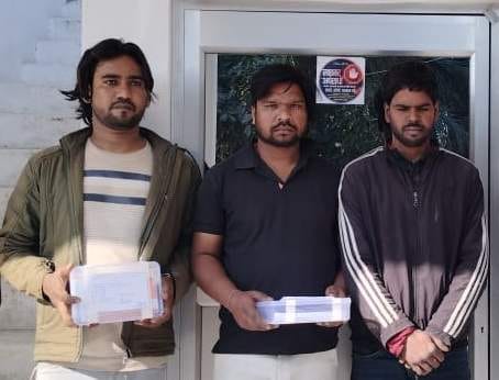Three members of a gang selling people's bank accounts to fraudsters arrested