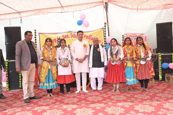 MP Surjewala gave the message of AI and bright future to the children.