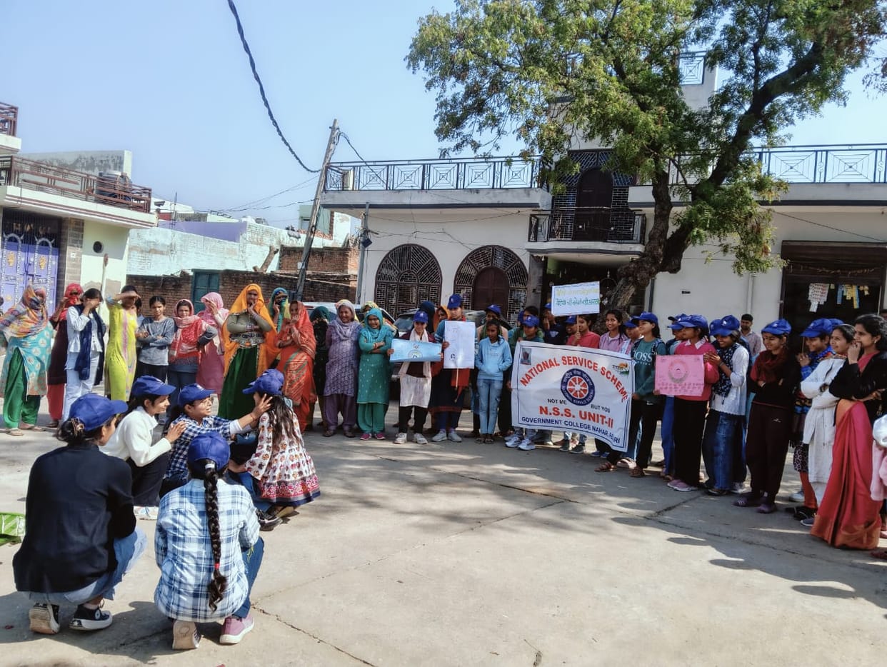 Volunteers took part in slogan writing.
