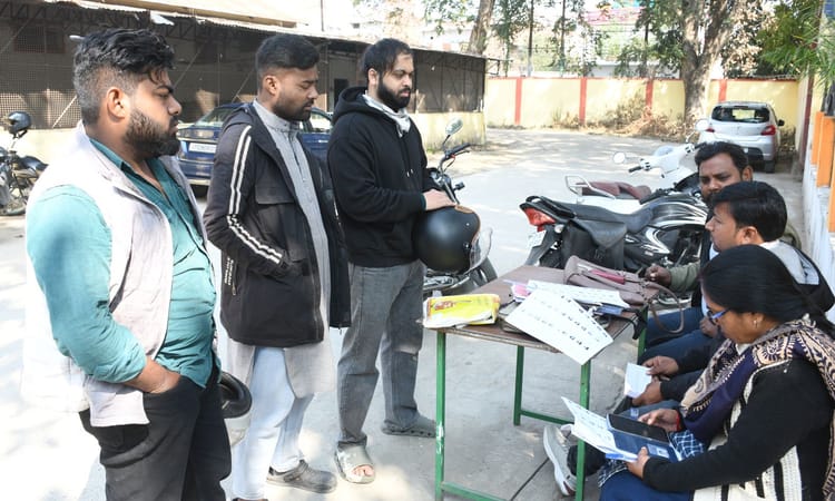 यूपी में एसआईआर: तेज होगी नोटिसों की सुनवाई, बढ़ाए गए  3700 एईआरओ; अभी सुने गए हैं महज 26 फीसदी केस