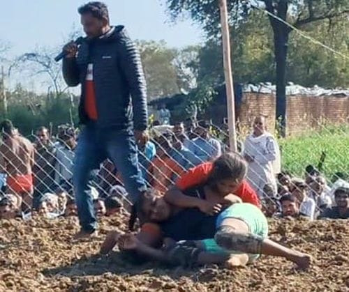 Sarita of Rajasthan defeated Khushi of Kanpur in the wrestling match.