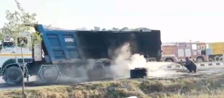 A dumper truck suddenly caught fire; the driver narrowly escaped.