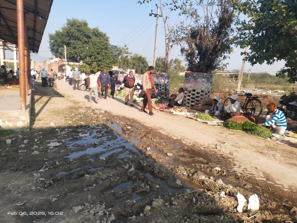 Water flowing from the tank, mud spread in the vegetable market