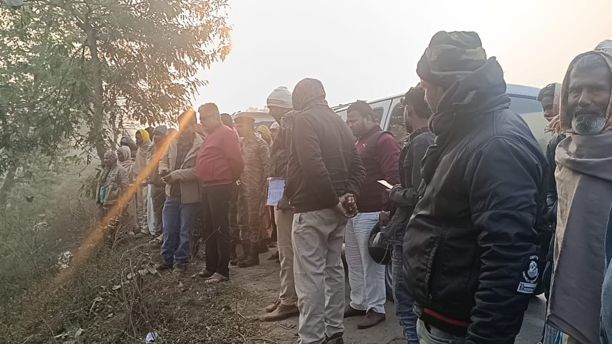 Muzaffarpur Bihar news : gun shot young dead body found behind road pistol and bike recoverd