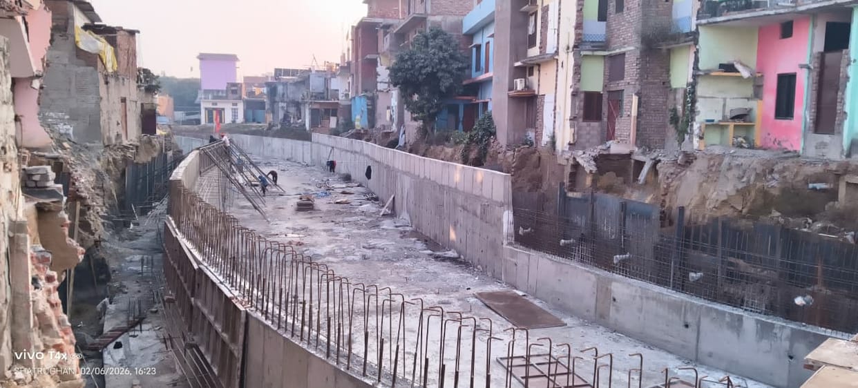 Cracks appear in houses due to Godhoiya drain construction, people are running around for compensation