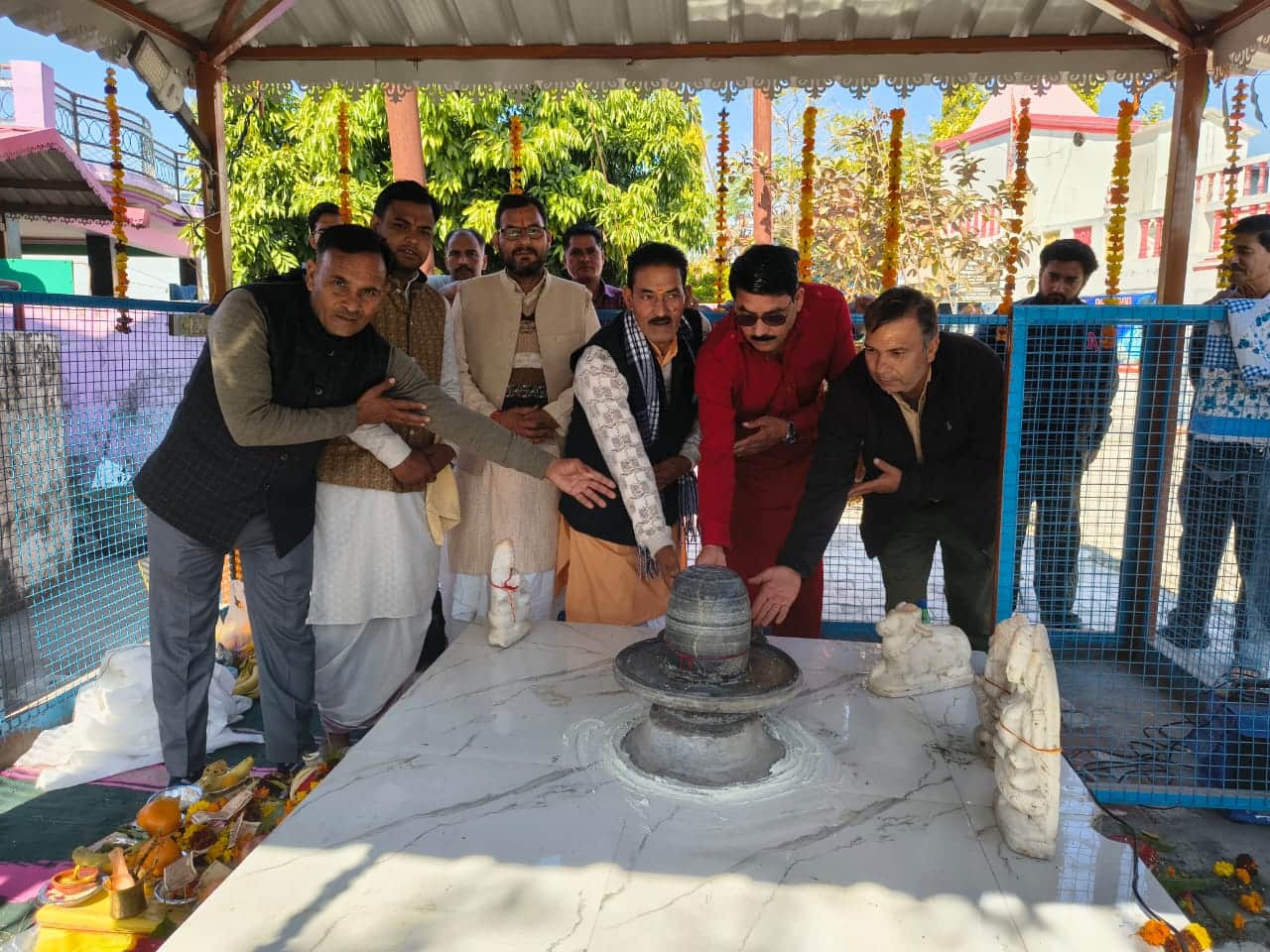 जौलीग्रांट में शिवलिंग की स्थापना करते ग्रामीण: संवाद