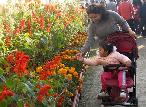 The flowers captivated the hearts of people, and the five-foot gourd stunned them.