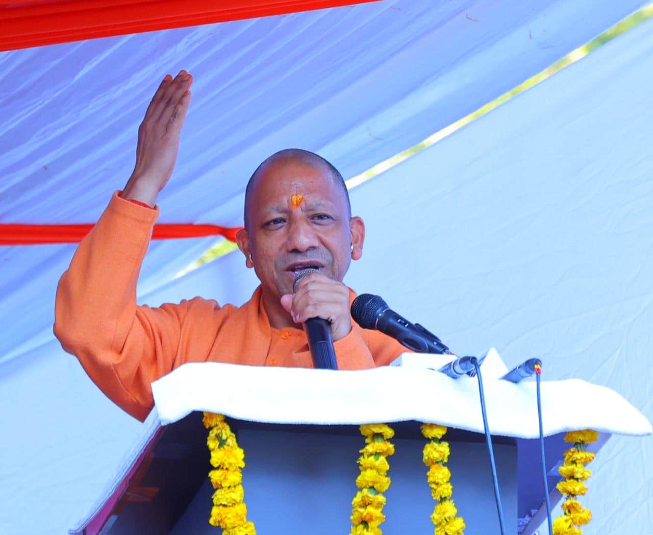 जनता इंटर कालेज यमकेश्वर में आयोजित कार्यक्रम को दौरान संबोधित करते यूपी के सीएम योगी आदित्य न