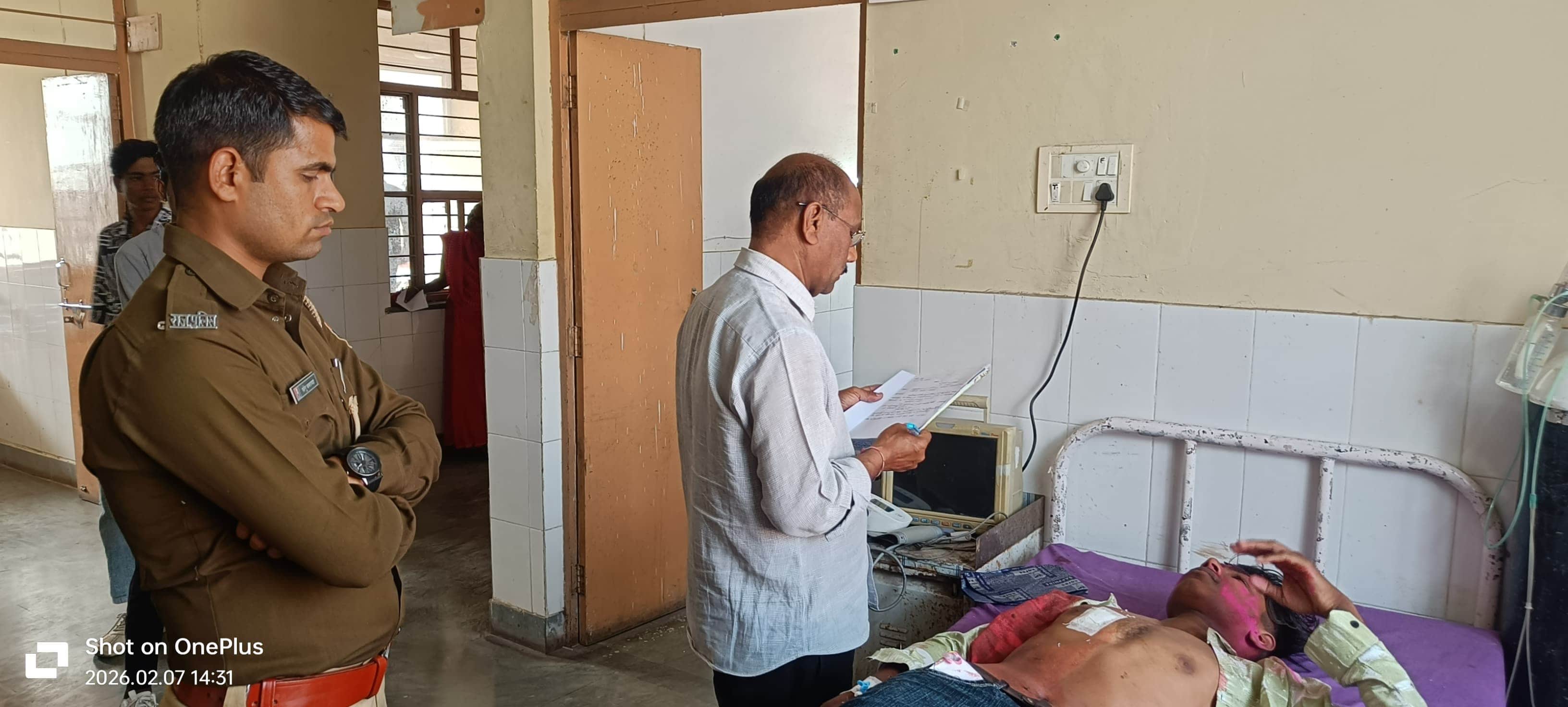 झालावाड़। चाकूबाजी के बाद घायल छात्र चेचट अस्पताल में इलाज करते हए