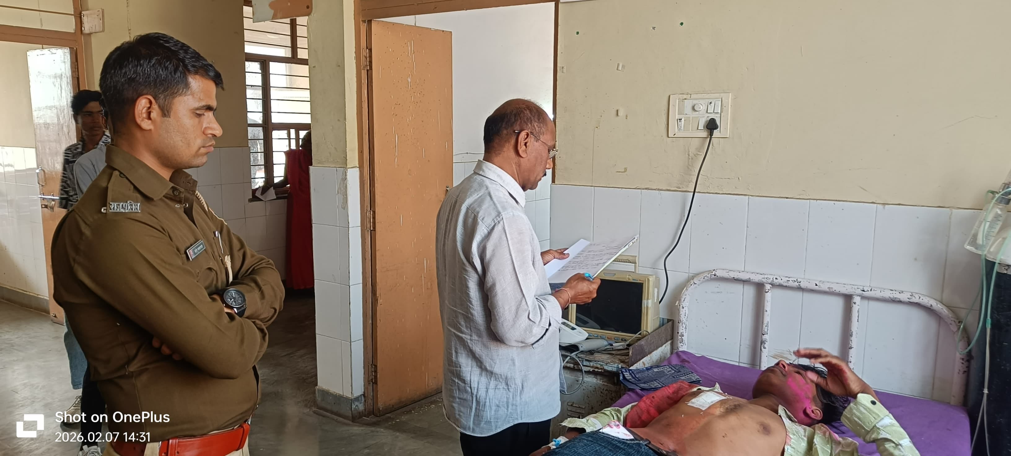 झालावाड़। चाकूबाजी के बाद घायल छात्र चेचट अस्पताल में इलाज करते हए
