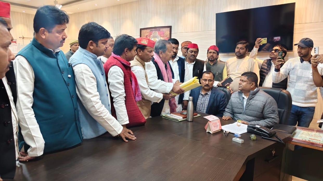 Samajwadi Party members submitted a memorandum regarding irregularities in the SIR (Special Investigation Report).