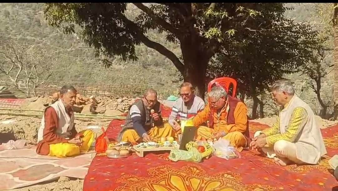 कर्णप्रयाग के जयकंडी गांव में अपनी ईष्ट देवी त्रिपुरा बाला सुंदरी मंदिर निर्माण का भूमि पूजन कर