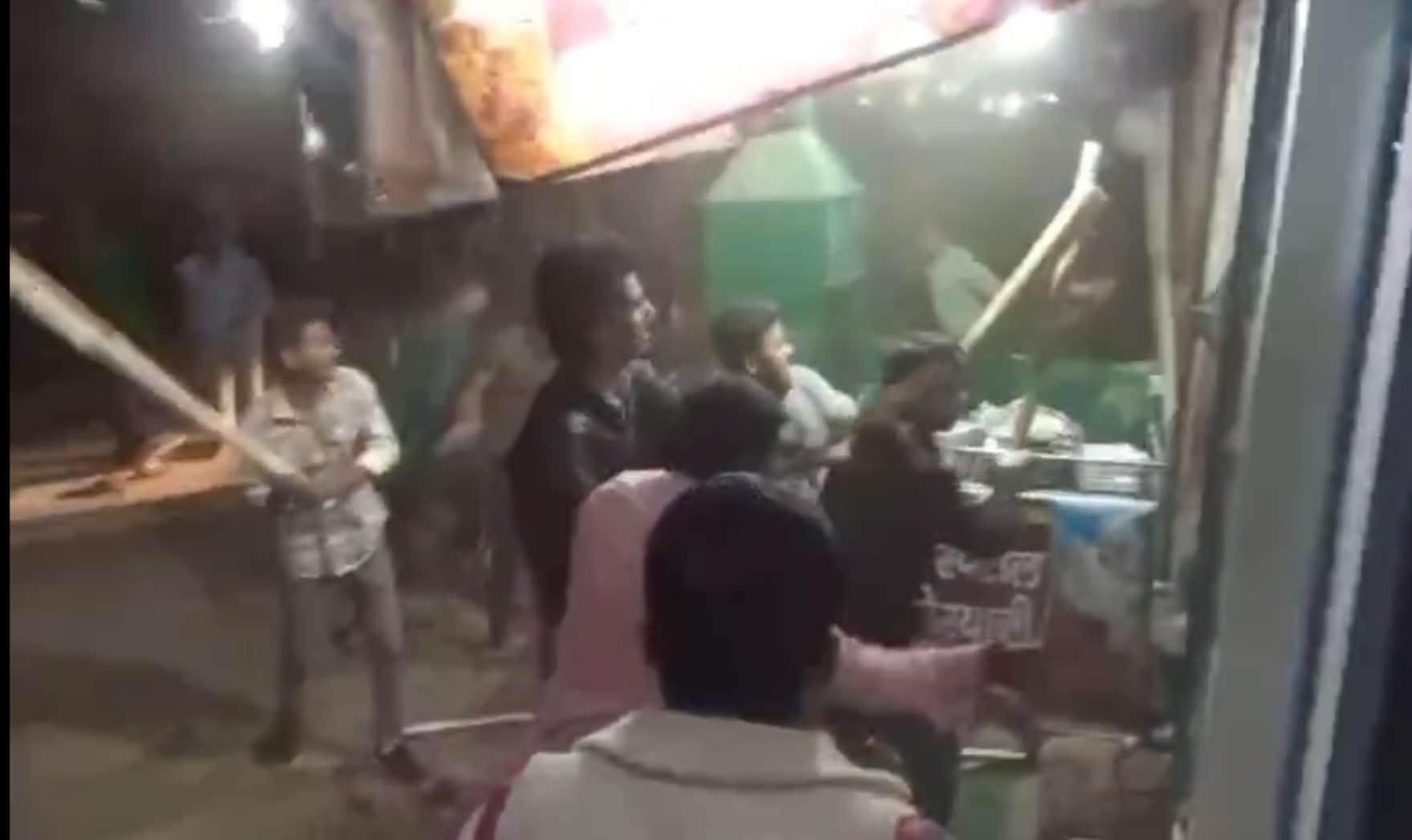 लाठी डंडे से मारपीट करते अपराधी