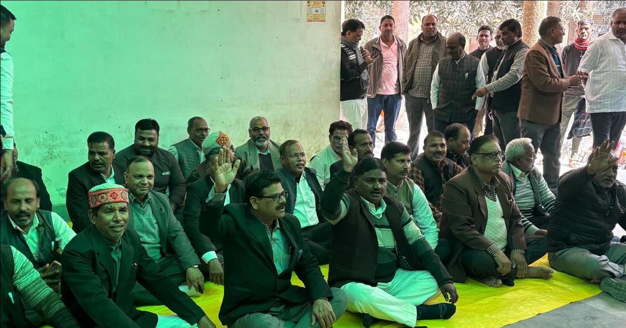The movement received support from the bar advocates of Madhuban and Mau.
