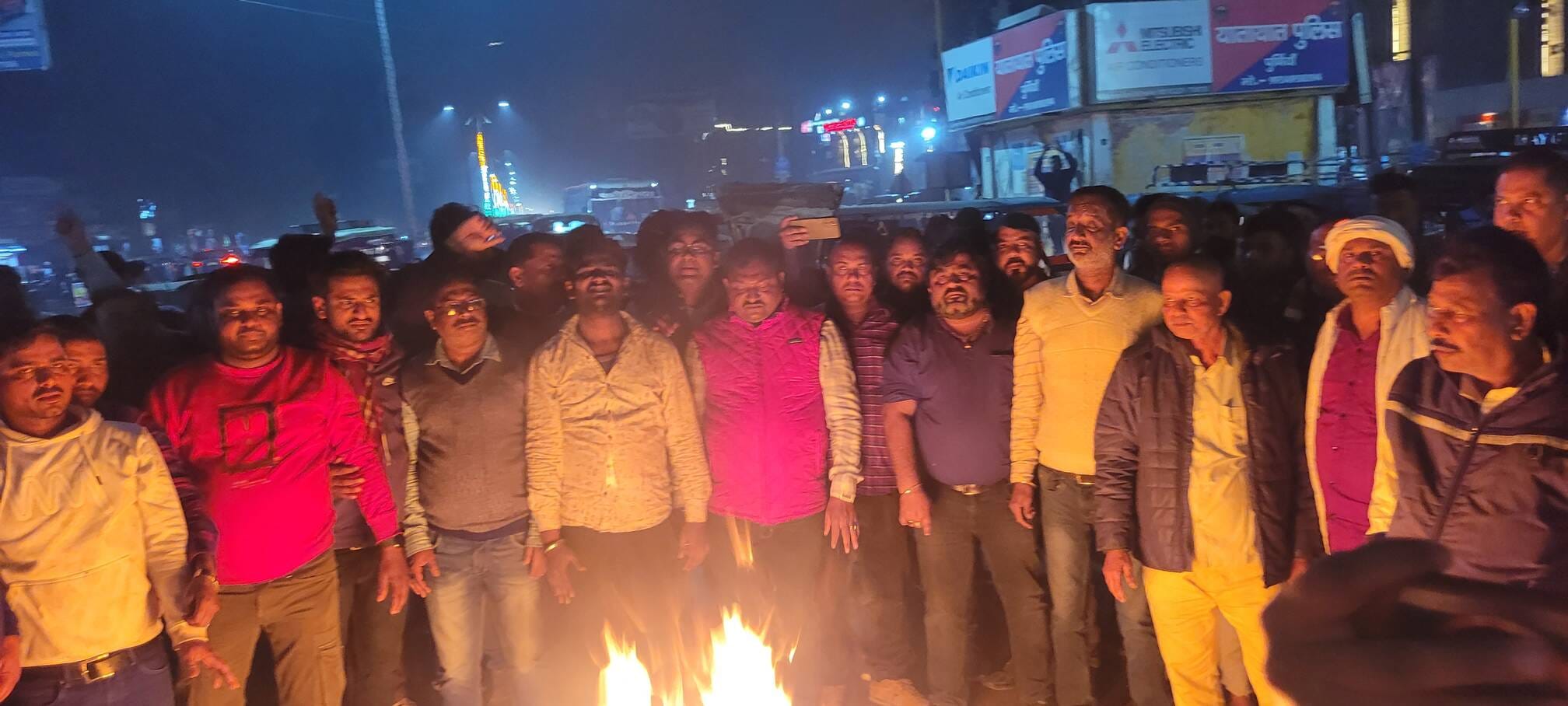 मशाल जूलुस निकालते पप्पू यादव के समर्थक