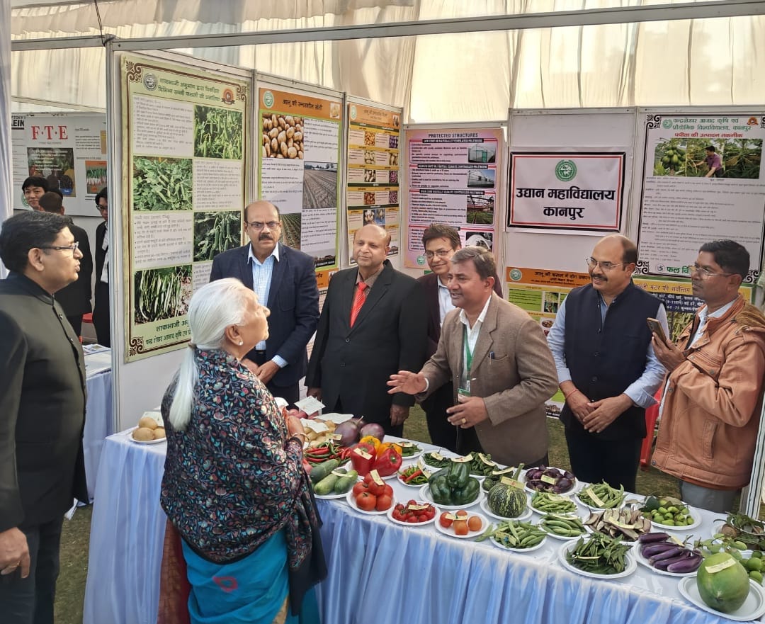 Governor praises CSA scientists after seeing cherry tomatoes
