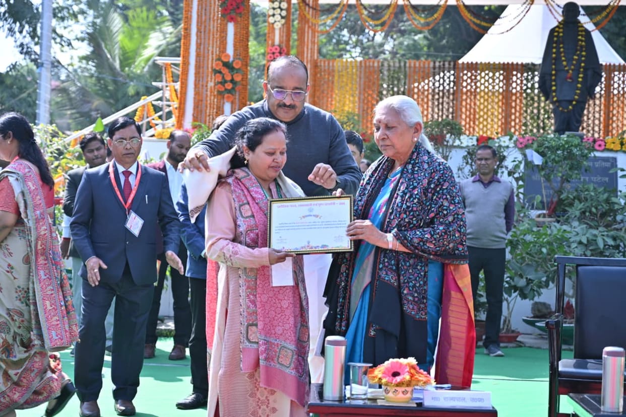 Sunita Rai of the district was honored by the Governor