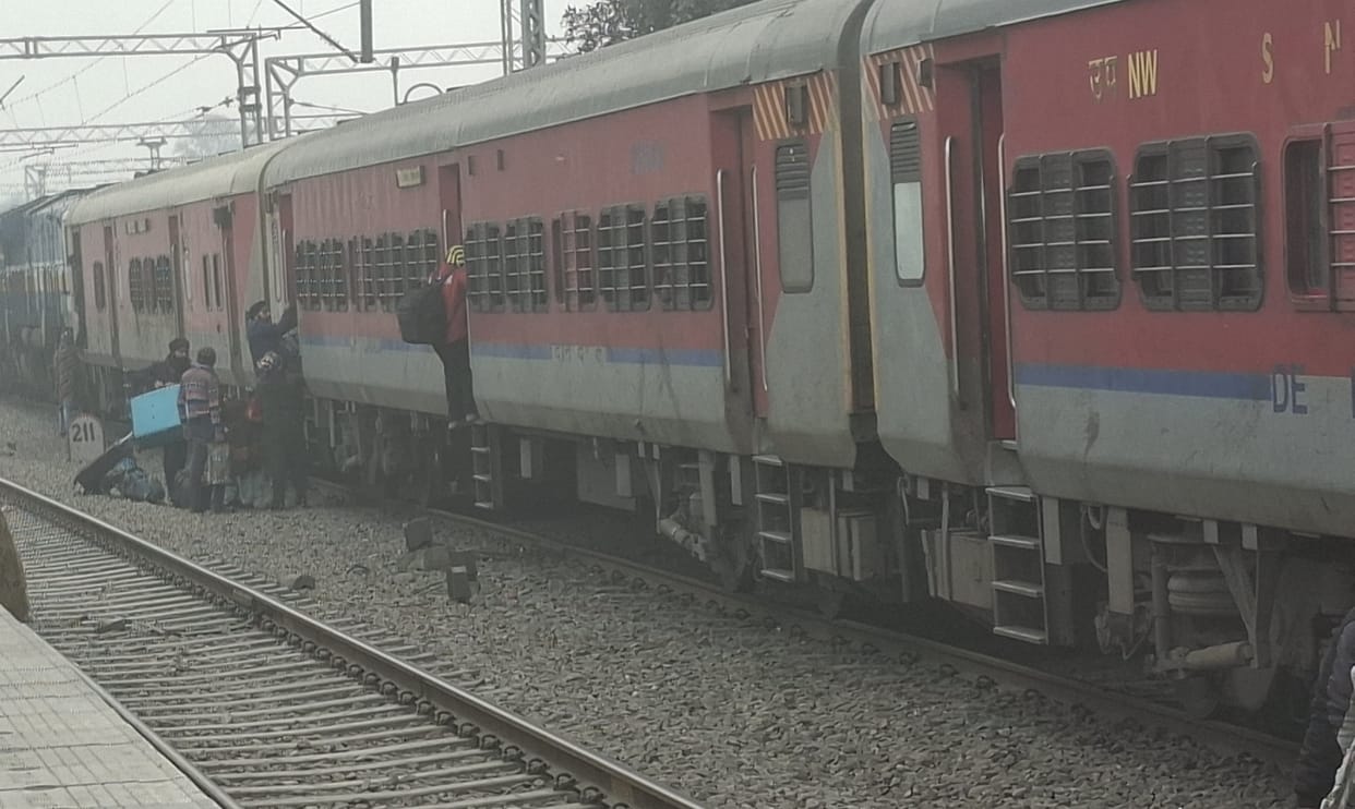 Long-distance trains kept passengers waiting for hours