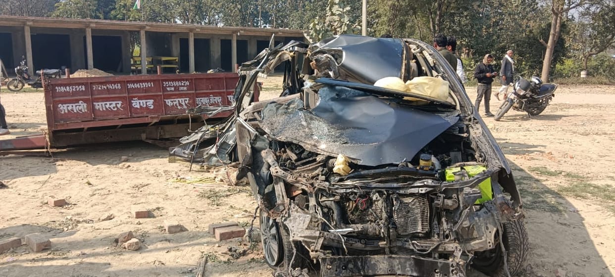 Tractor trolley collides with car, one teenager killed, nine injured