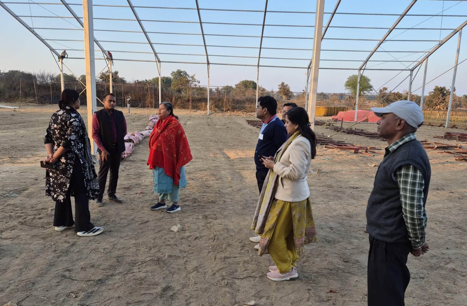 संभागायुक्त के साथ कार्यक्रम स्थल पर मौजूद अधिकारी।