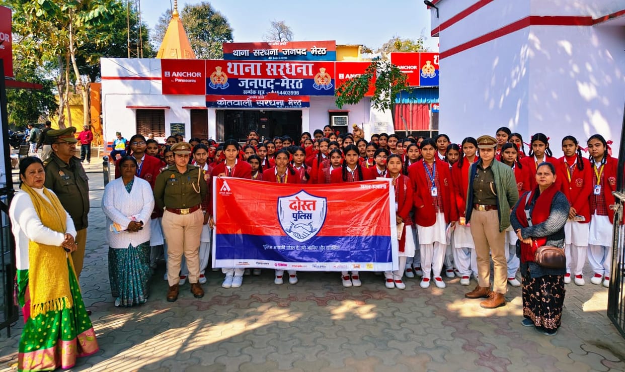 The students visited the police station to understand the working style of the police.