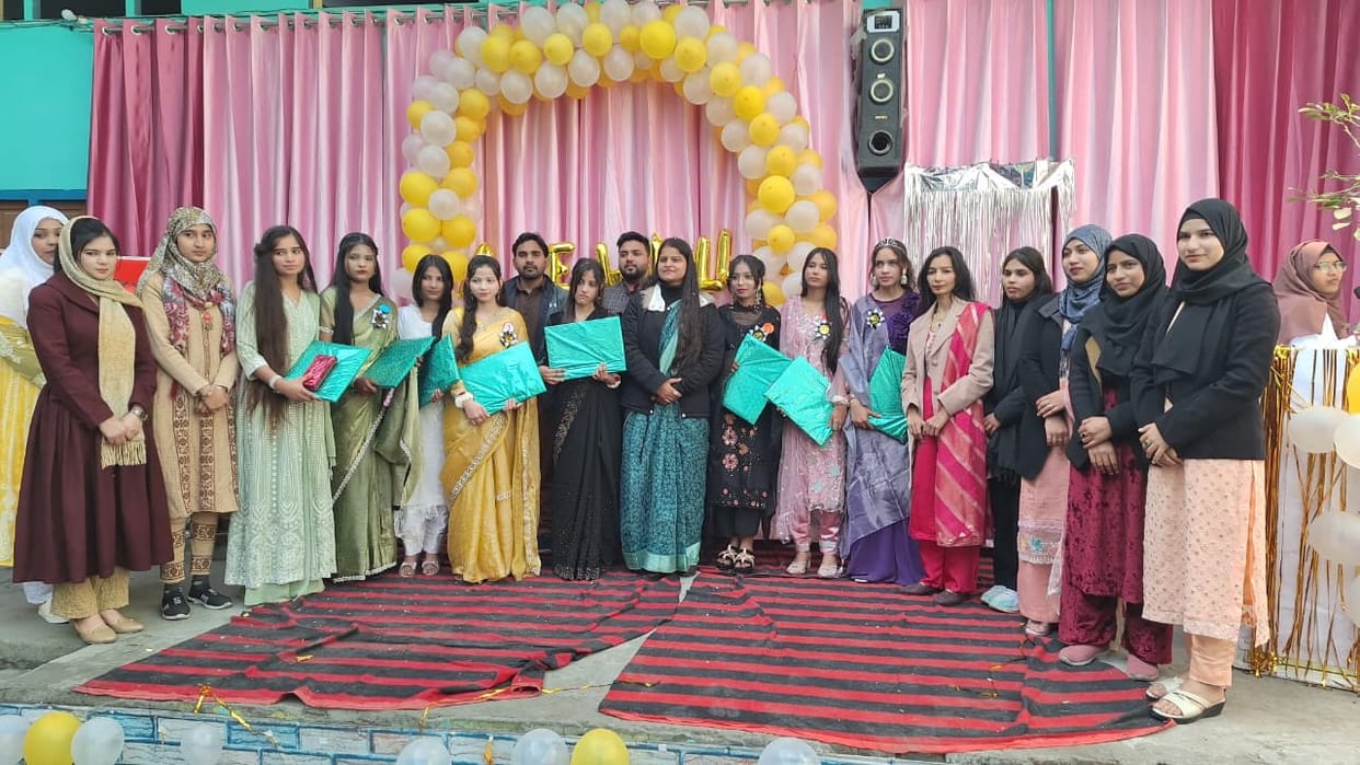 In the farewell ceremony, students were given inspiration and honor