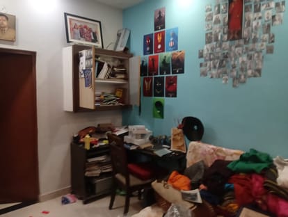 सीसीटीवी फुटेज में दिखे चोर व चोरी के बाद घर में बिखरा पड़ा सामान।
