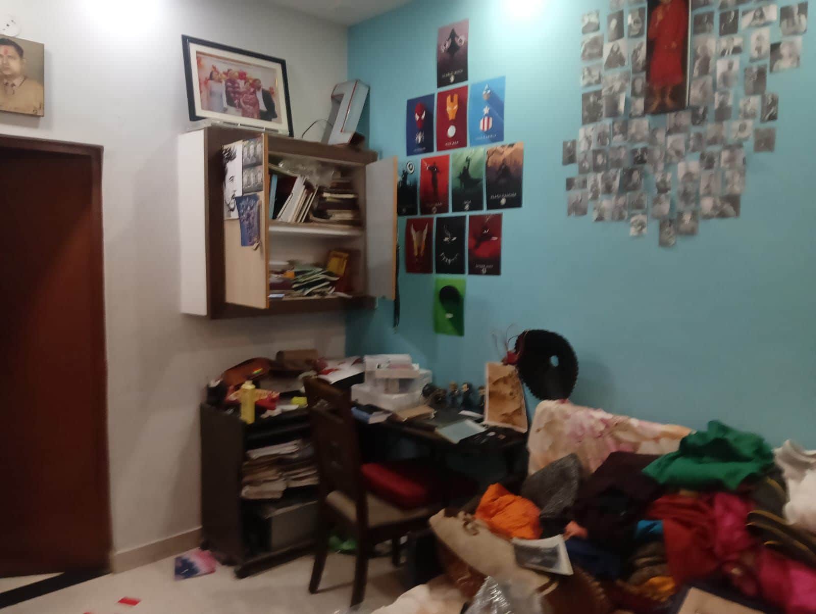 सीसीटीवी फुटेज में दिखे चोर व चोरी के बाद घर में बिखरा पड़ा सामान।
