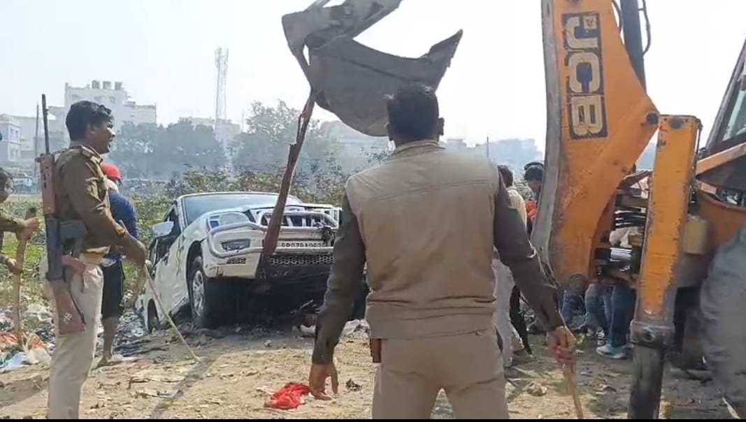 तालाब में डूबी कार को निकलवाती पुलिस