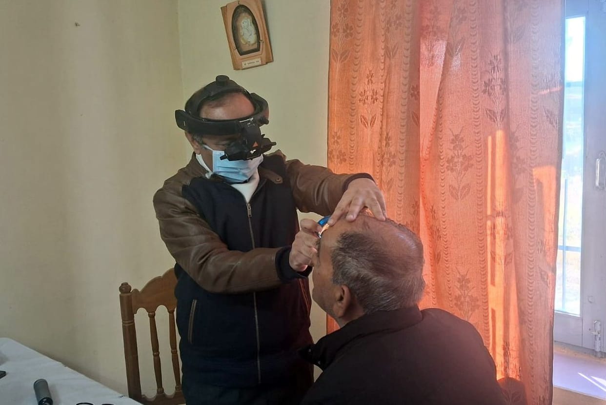 Eyes of 593 people were examined in Silg, 68 will undergo surgery in Palampur today.