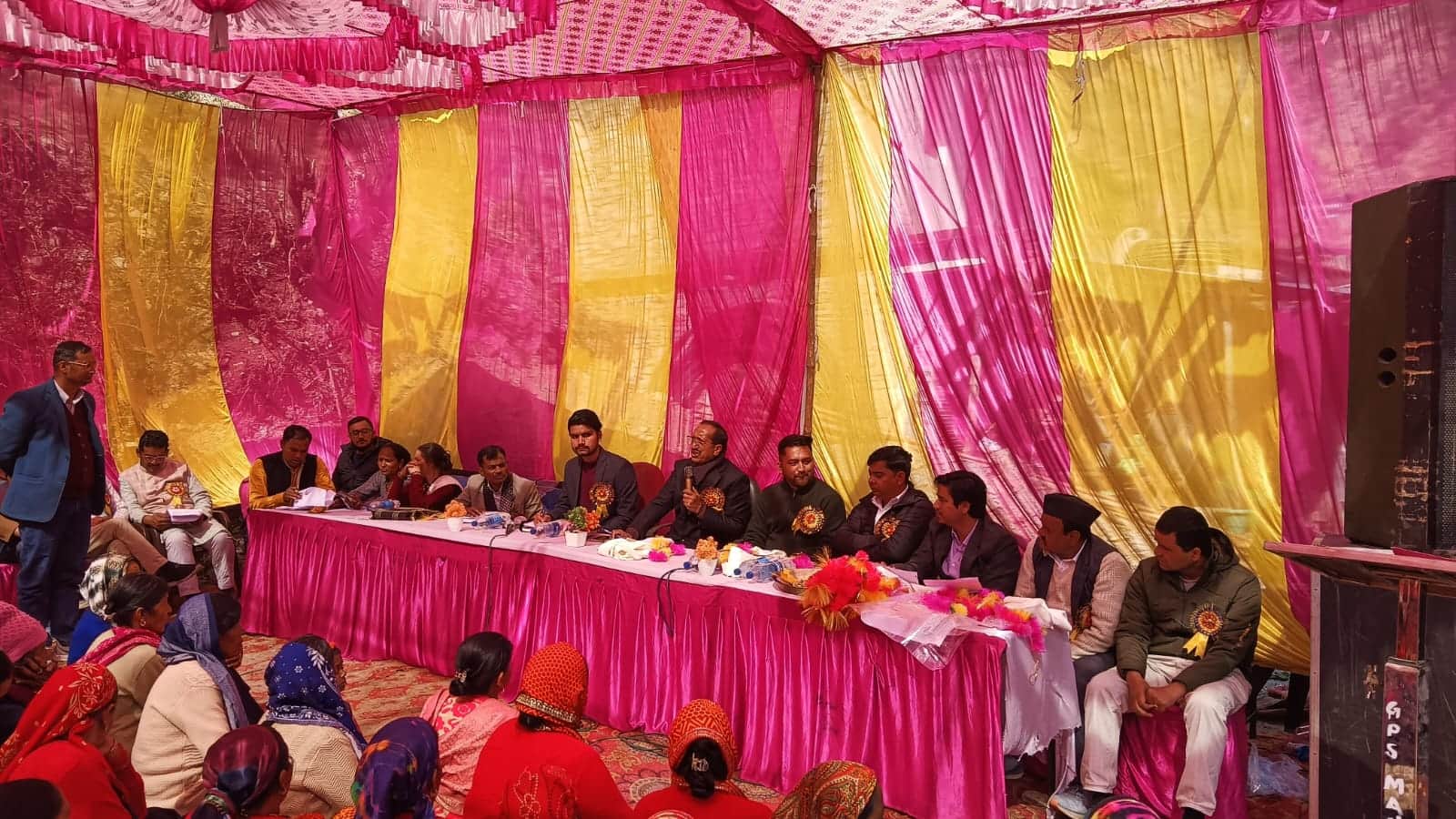 देवाल के खेता गांव में आयोजित सरकार जनता के द्वार कार्यक्रम में मौजूद ग्रामीण व अधिकारी। स्रो