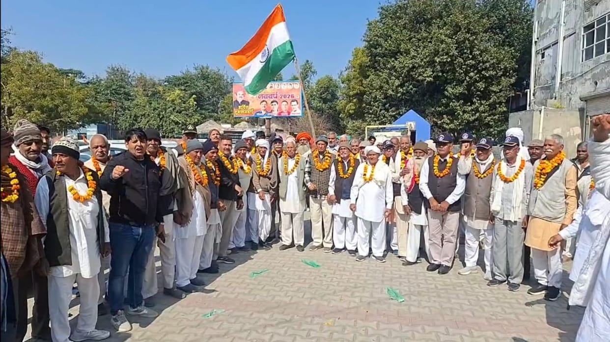 The eyes of family members and colleagues filled with tears on seeing Colonel Hoshiar Singh.
