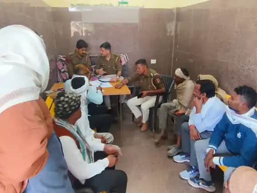 वारदात के बाद कार्रवाई करते पुलिसकर्मी।